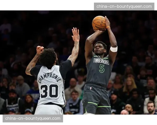 爱德华兹隔扣文班亚马瞬间引爆社交媒体，当选当日最佳进球