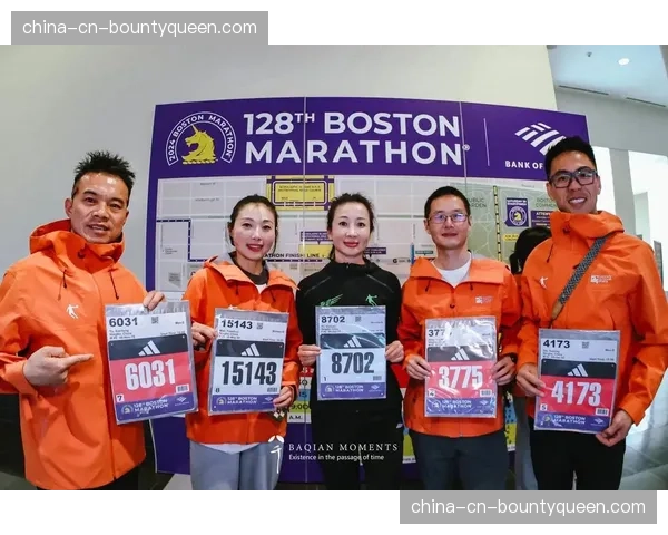 波士顿马拉松现场，85岁跑者完赛赢得全场掌声