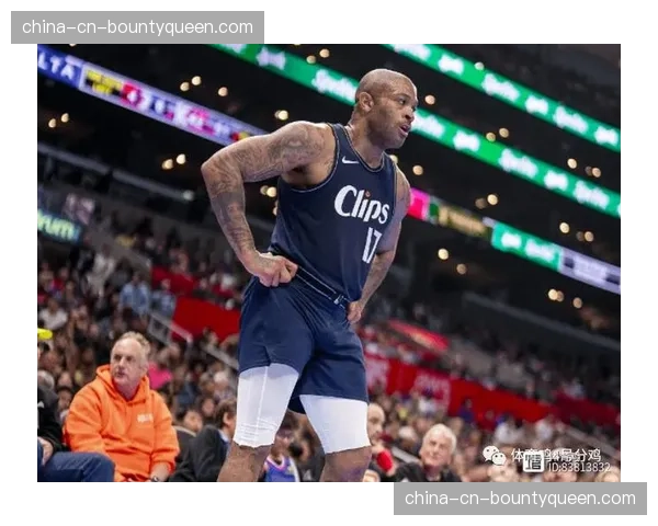 特写：老将PJ-塔克在更衣室向年轻队友传授季后赛防守经验